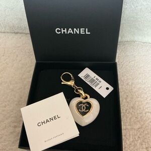 STUNNING BRAND NEW 100% AUTHENTIC CHANEL LOGI HEART CRYSTAL BAG CHARM